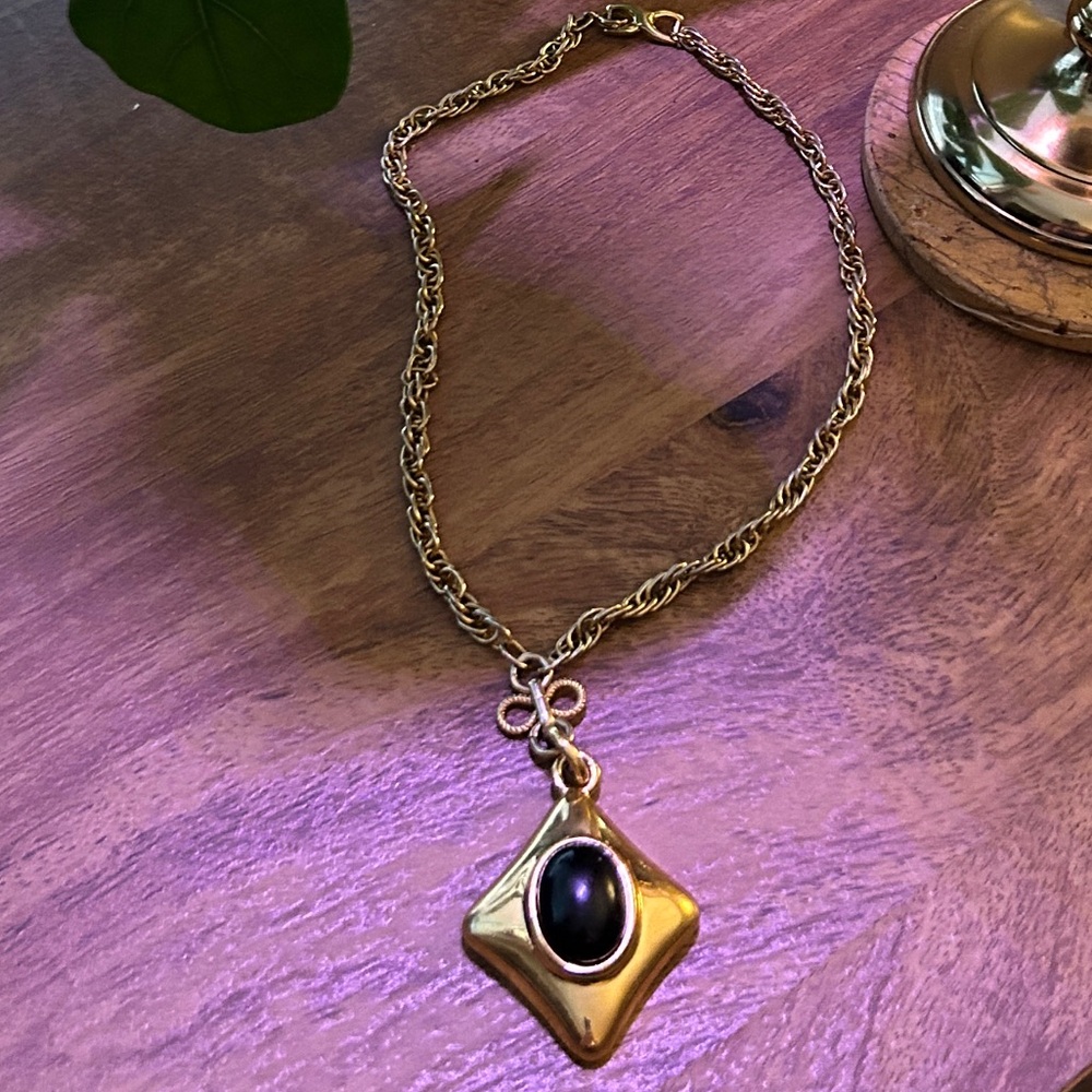 Vintage Sign Monet Gold Tone Faux black Cabochon stone pendant Necklace 18”